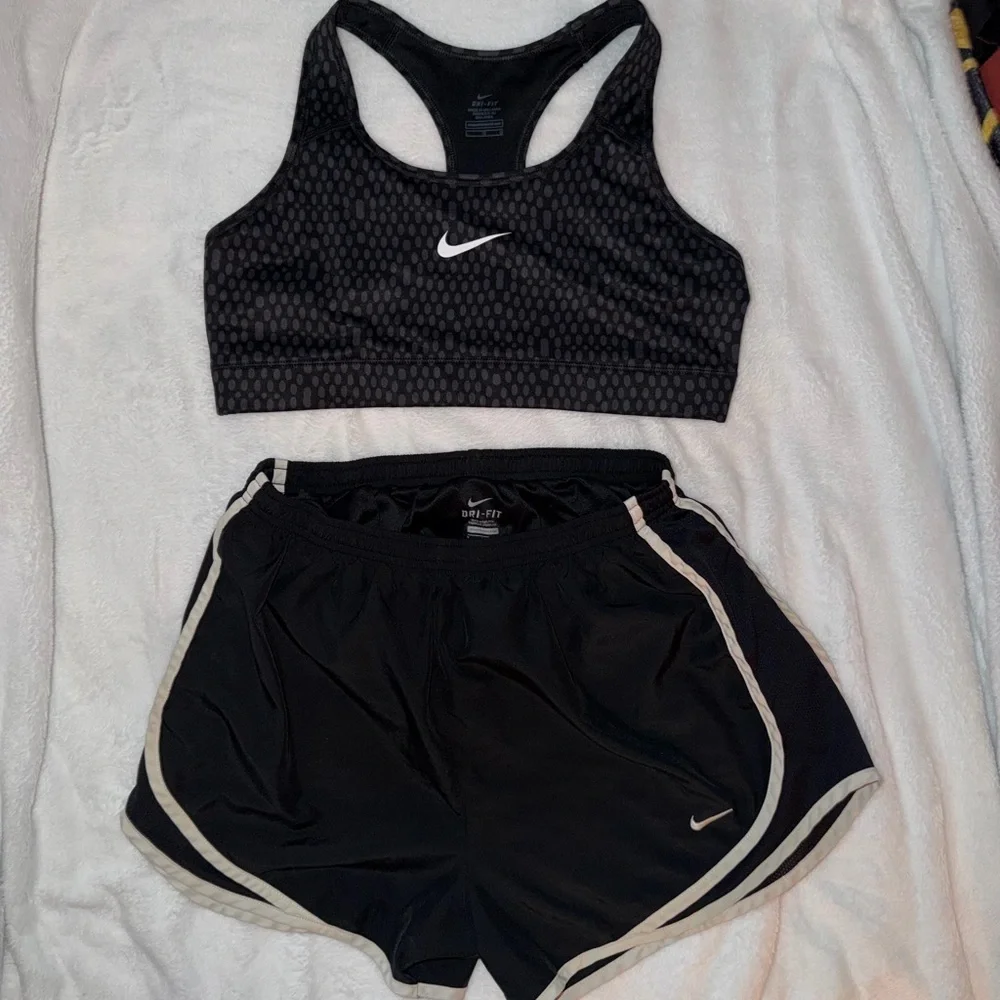 Nike Women's Size L Sports Bra and size M Shorts Set W1